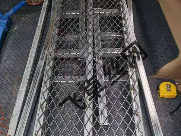 踩踏钢板网图片4